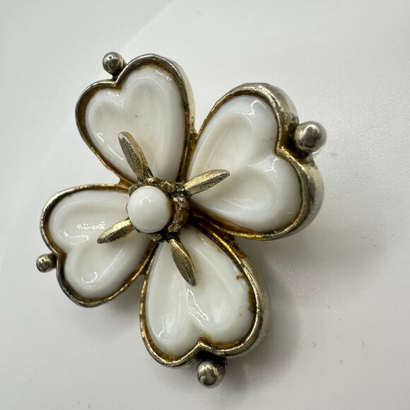 Coro vintage gold tone true gripoix poured white milk glass 4 leaf clover brooch - Picture 3 of 9